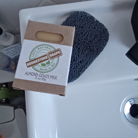 Brookstone Soap Almond's goat milk w/ mildew free soap holder - Picture 2 of 3
